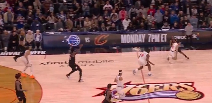 NINEGAMES-致命失误立即摊手！恩比德不对眼前人犯规而举双手连走9步找裁判